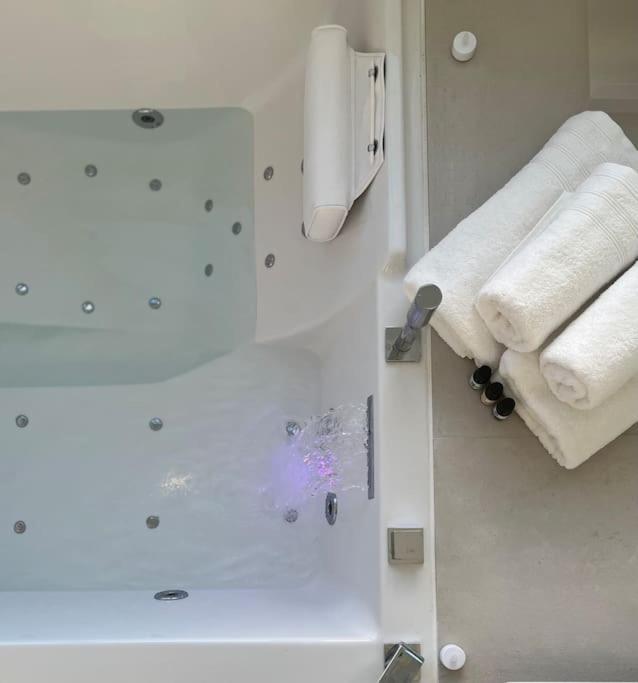 Suite « Body Love » - Jacuzzi Privatif Créteil Extérieur photo